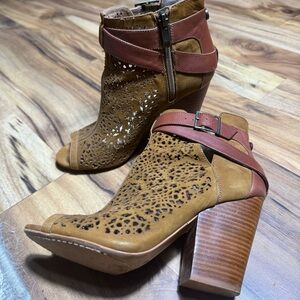 Vince Camuto heels boots 8 Maizy open Toe Booties brown leather chunky heel